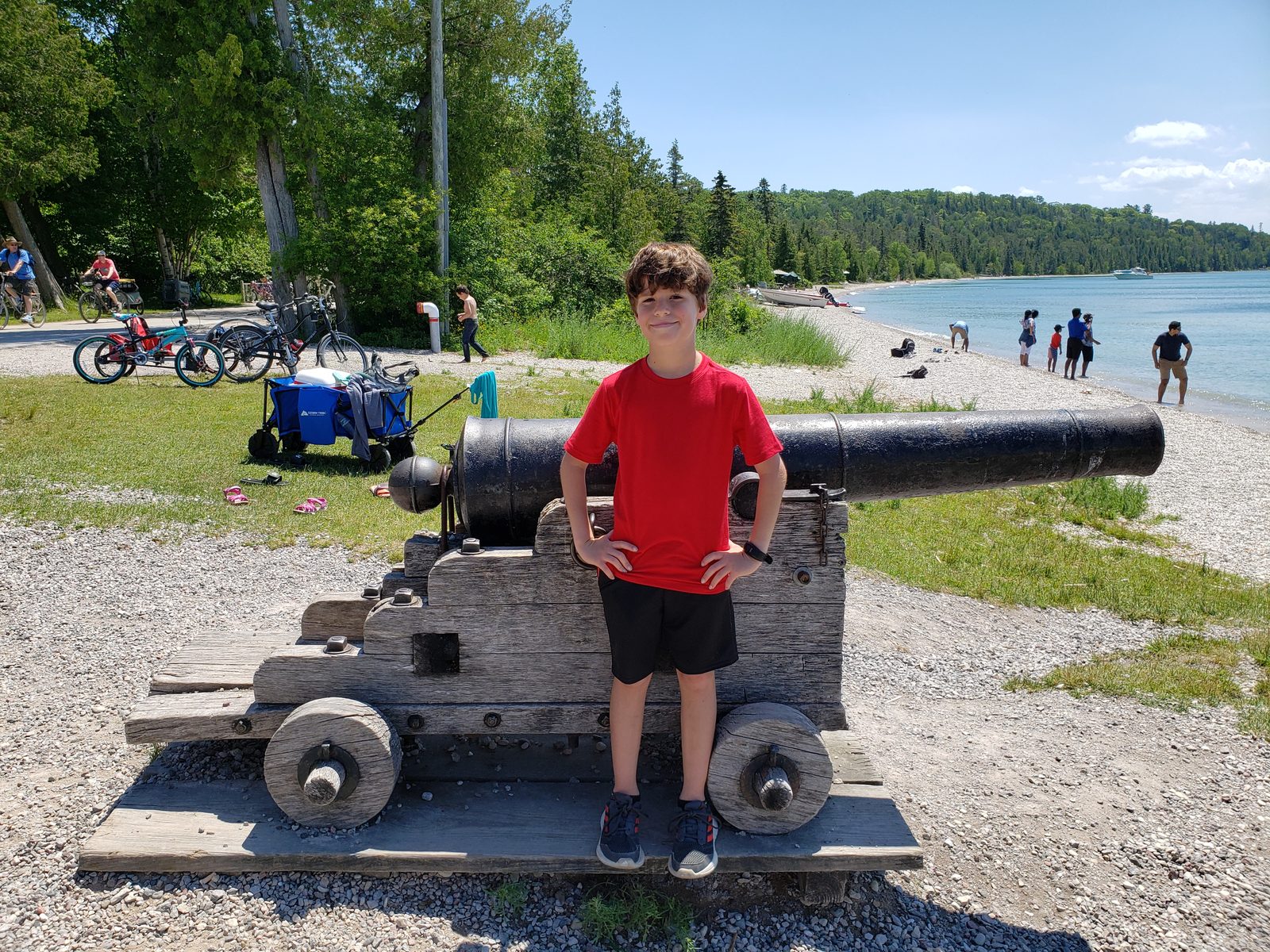 Thomas on an old cannon along the bike loop