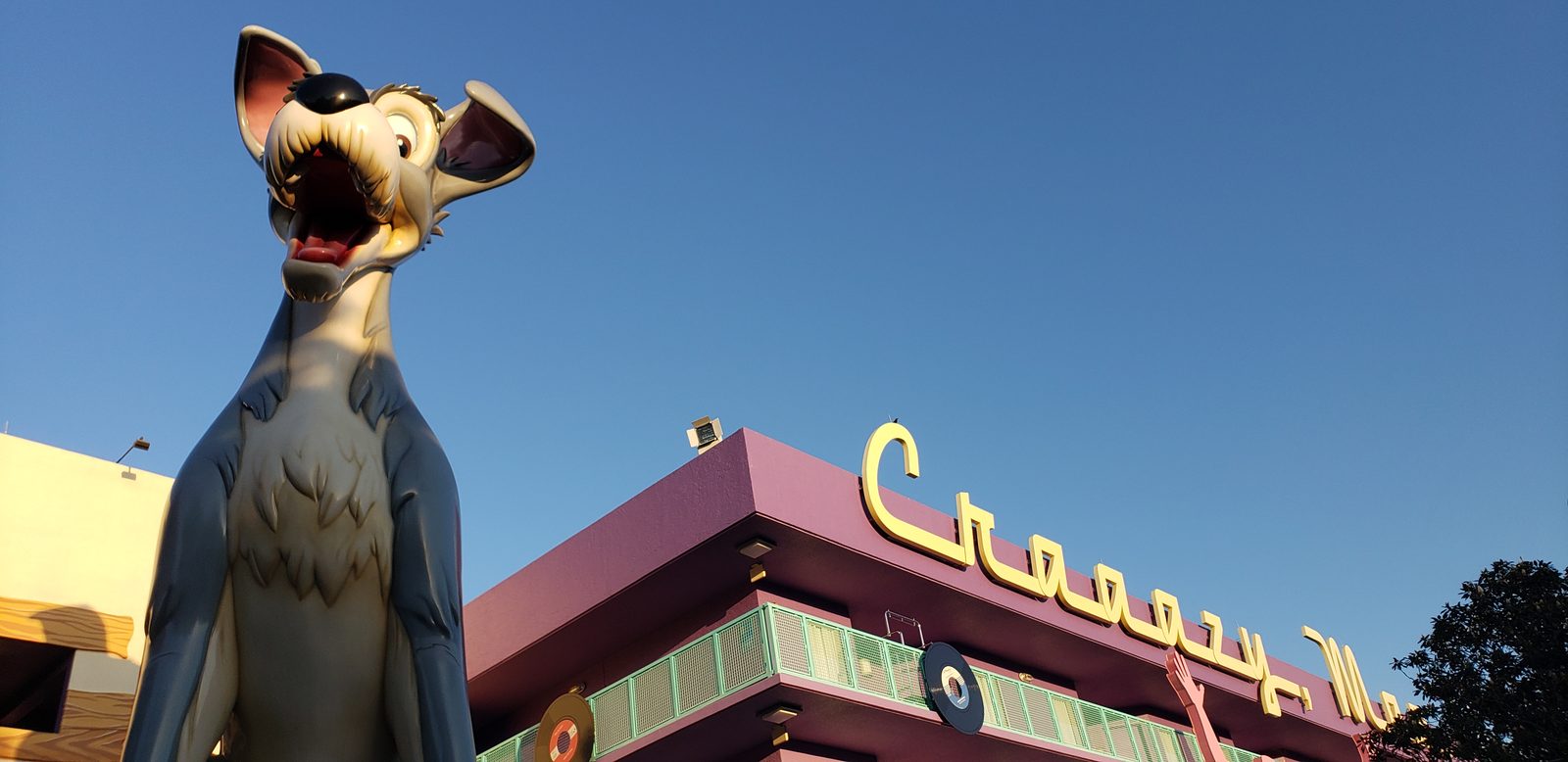 Thomas under the giant Dalmatian statue