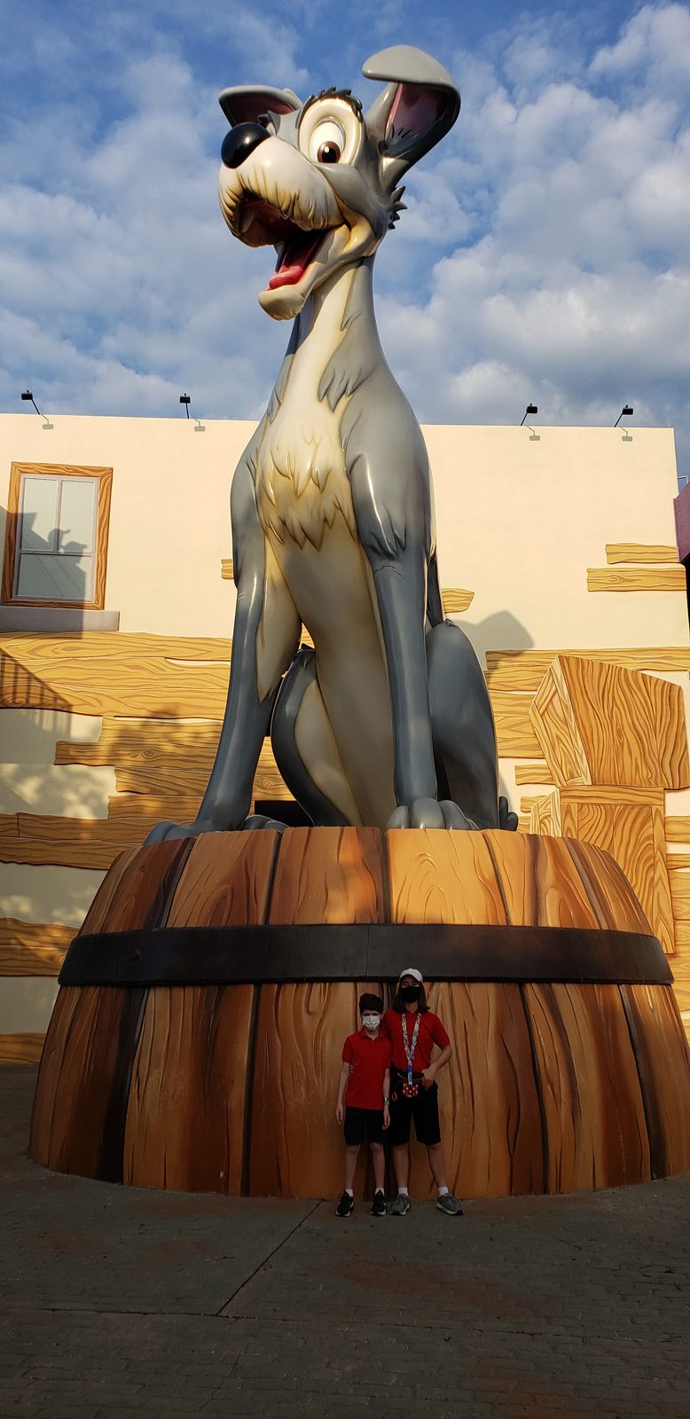 Thomas under the giant Tramp statue