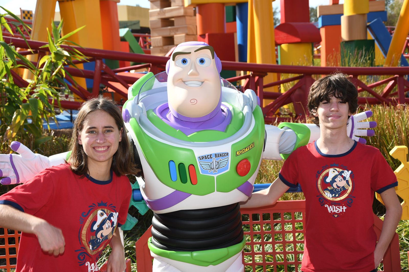 Lisa and Thomas meet Buzz Lightyear