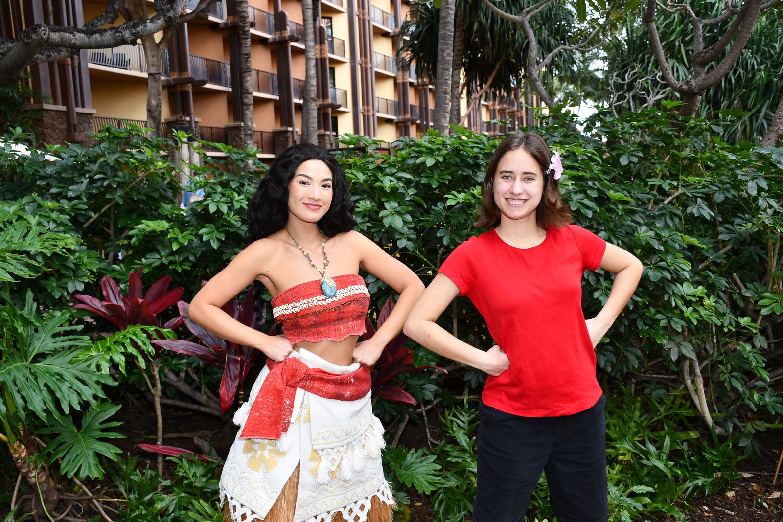 Lisa meets Moana on the resort grounds