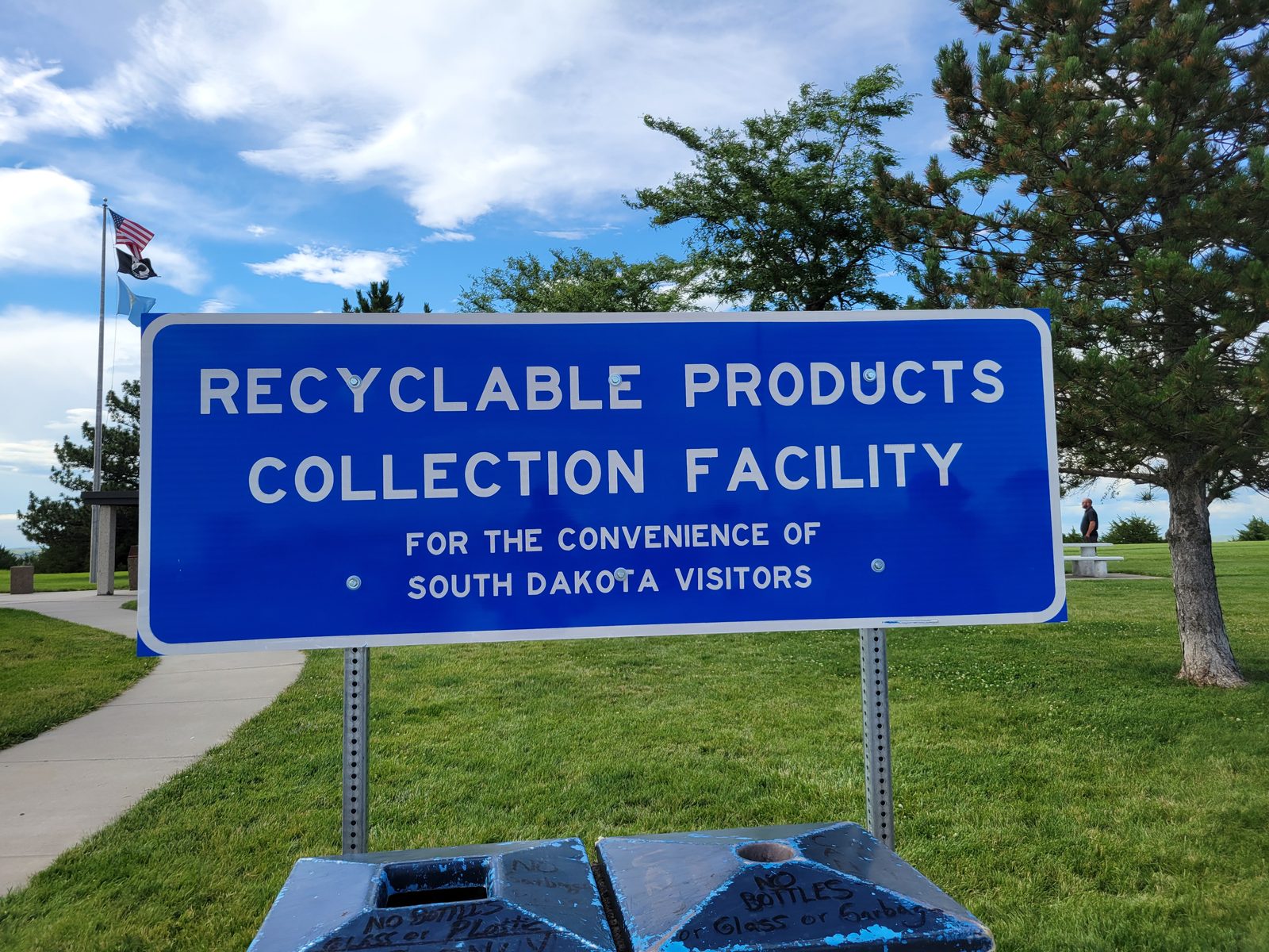 The recycling sign at the South Dakota rest stop