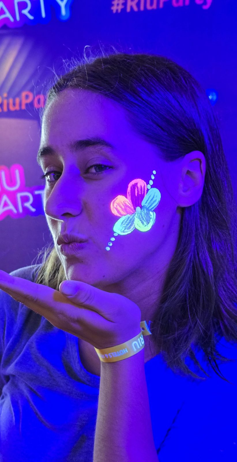 Lisa blowing a kiss at the RIU Party