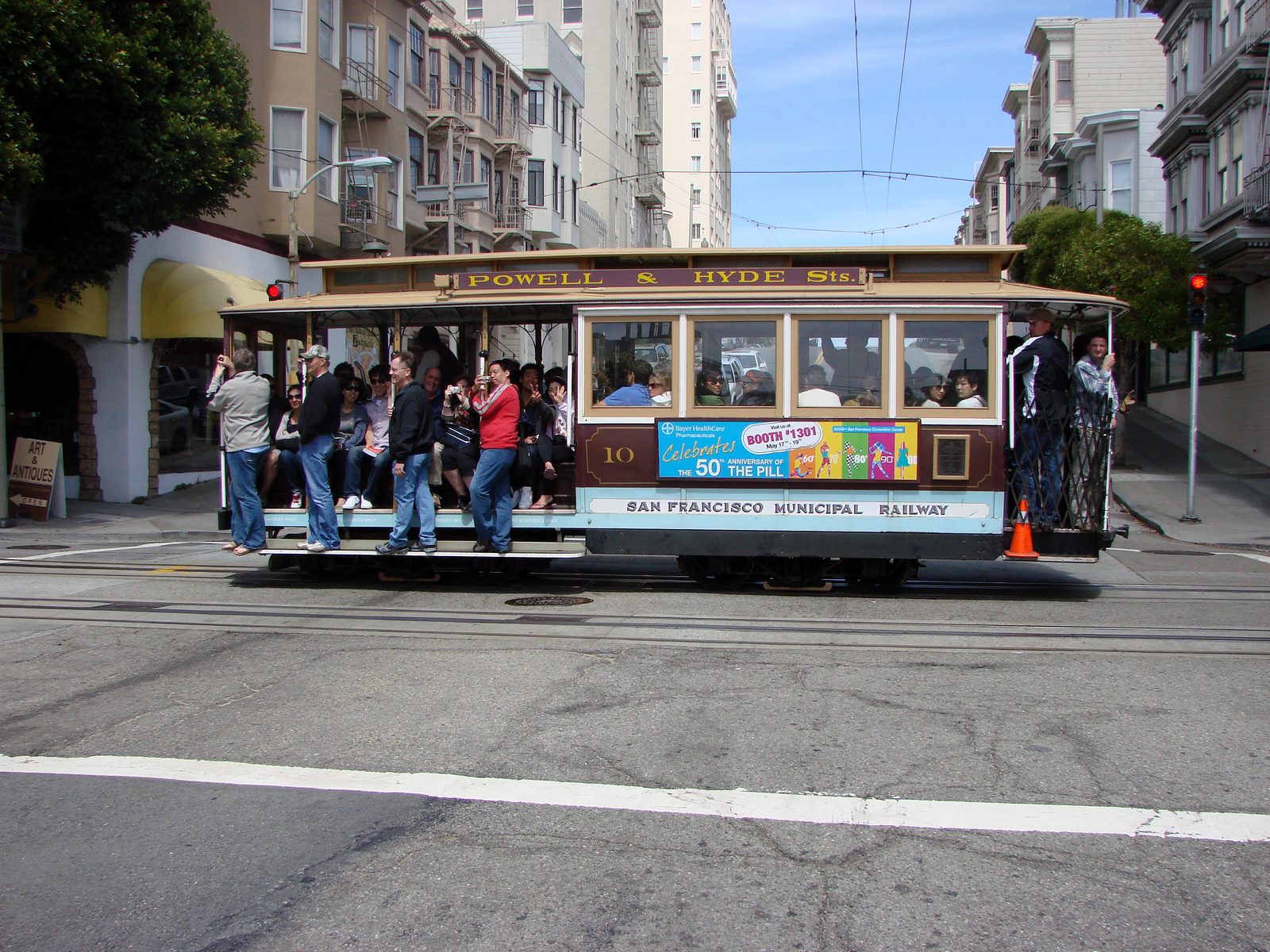 A cable car climbing the Powell and Hyde line