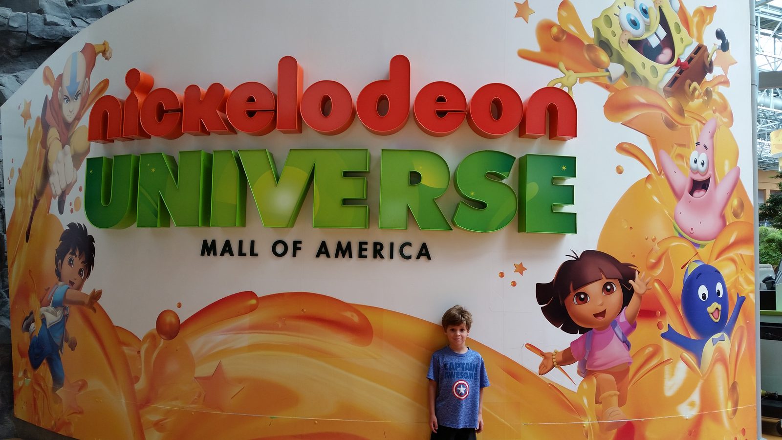 Thomas at the Nickelodeon Universe entrance