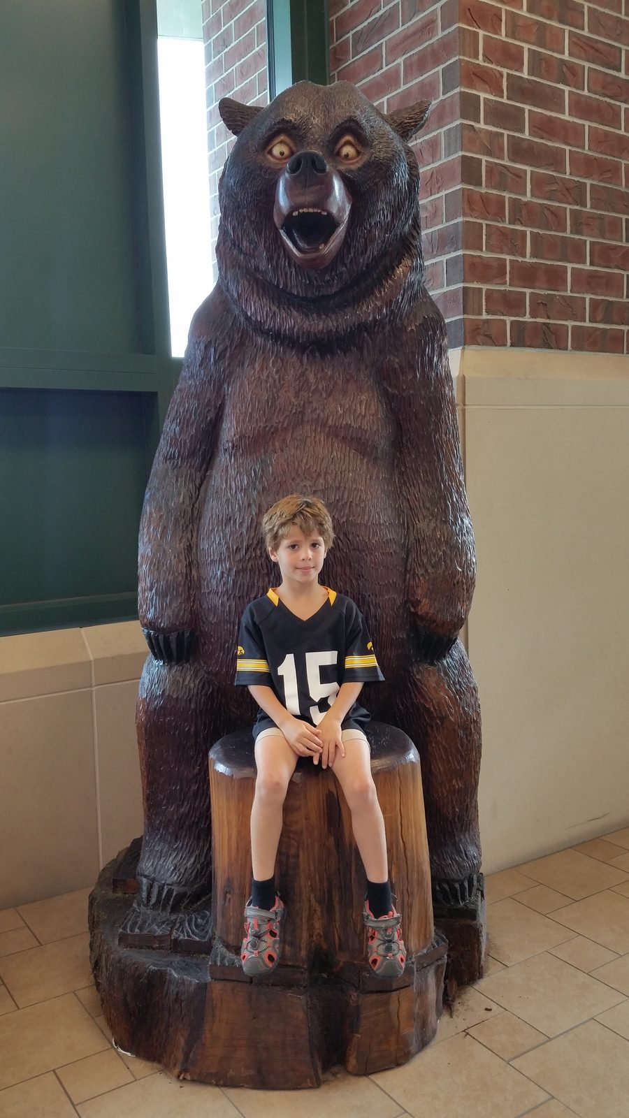 Thomas on the carved bear at Scheels