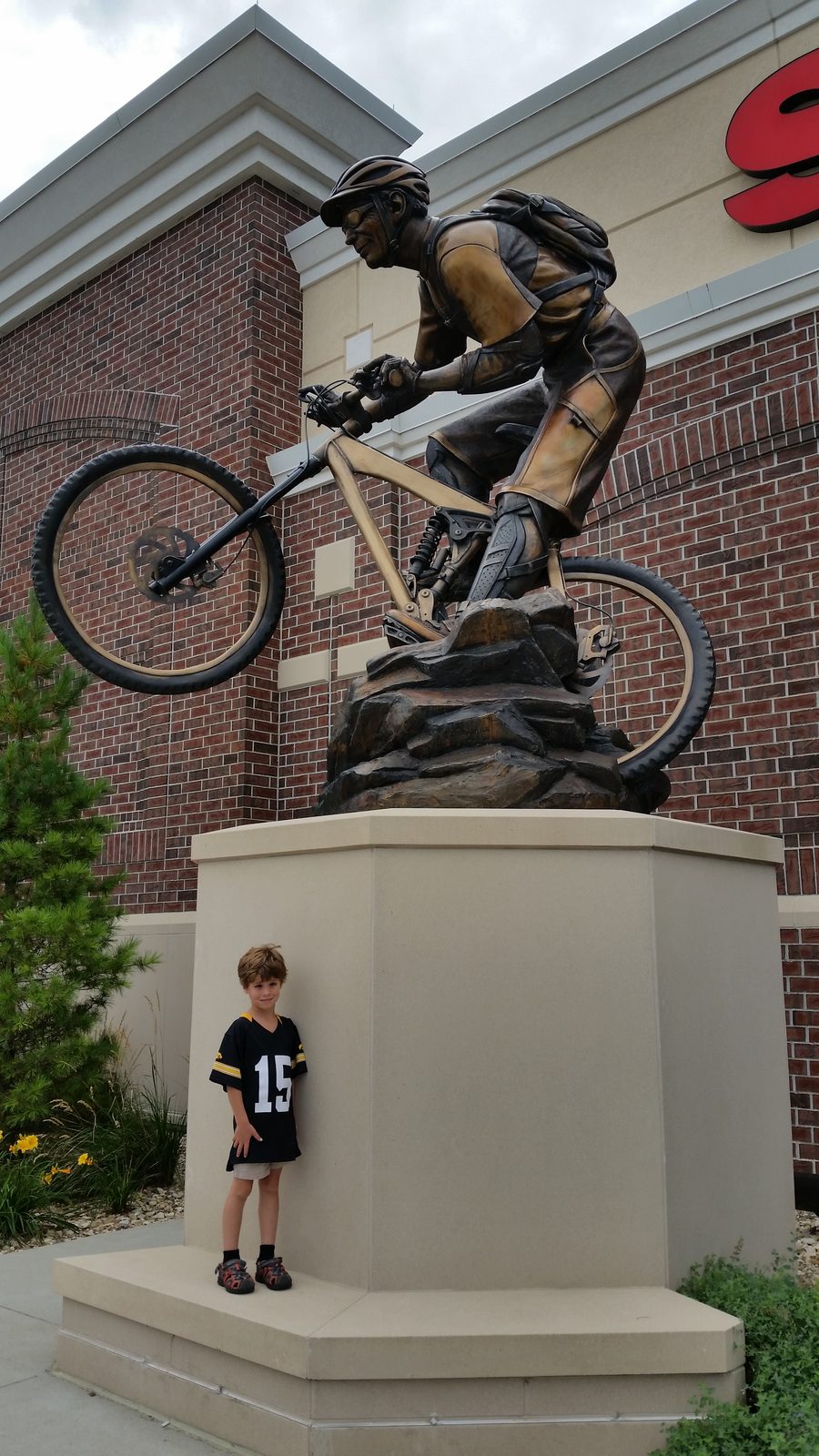 Thomas beside the bronze mountain-biker statue
