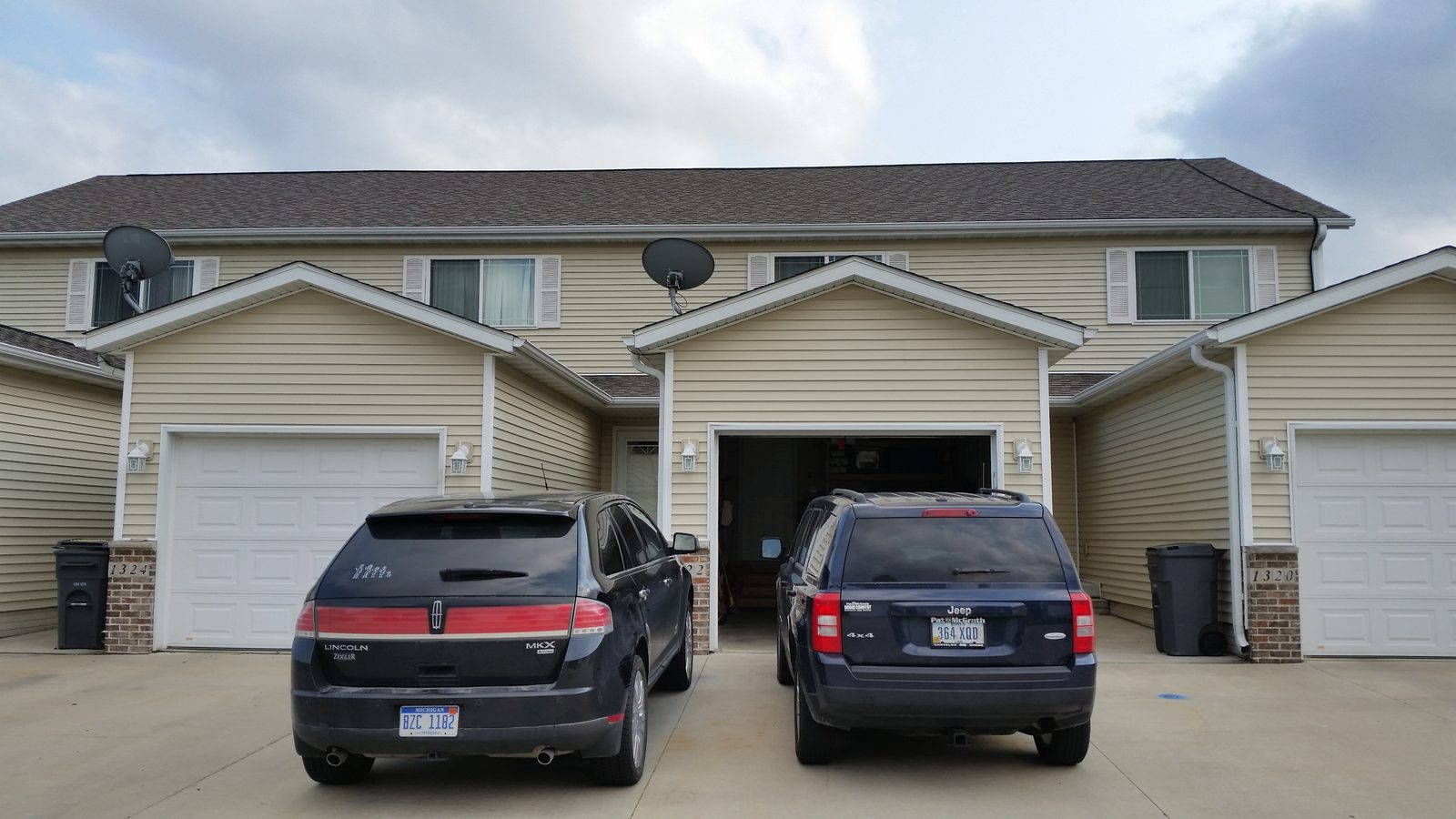 Row of townhomes with cars in the driveways