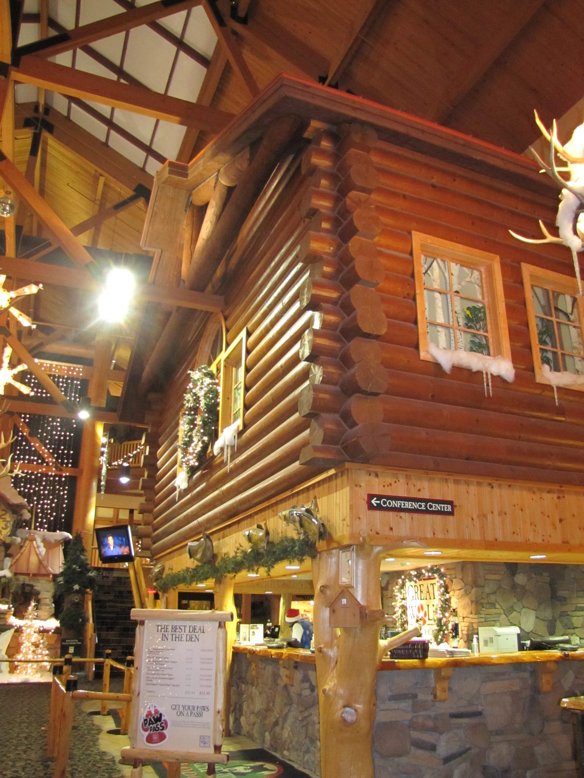 The log cabin front desk at Great Wolf Lodge
