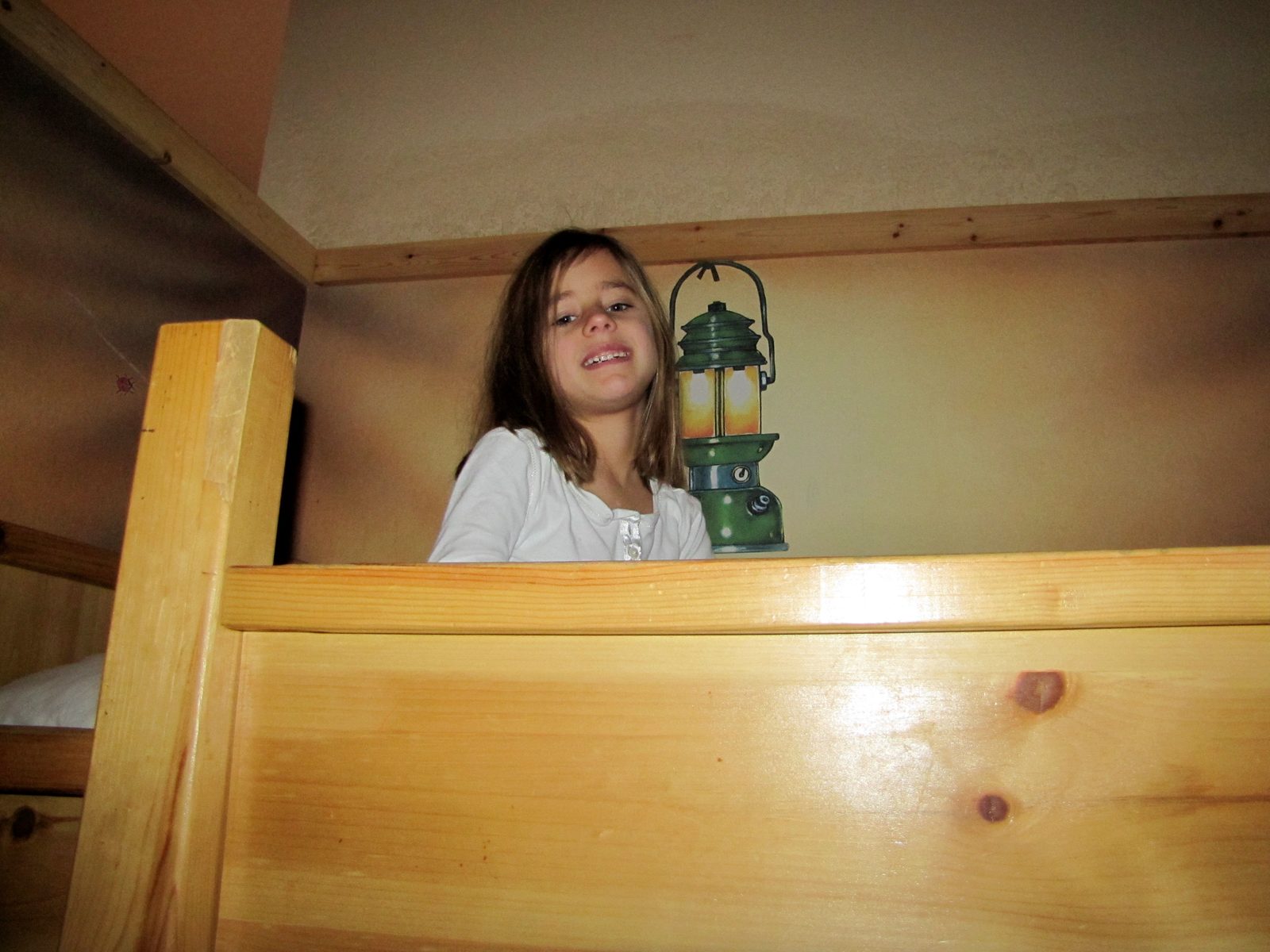 Lisa wakes up in the top bunk, Christmas morning