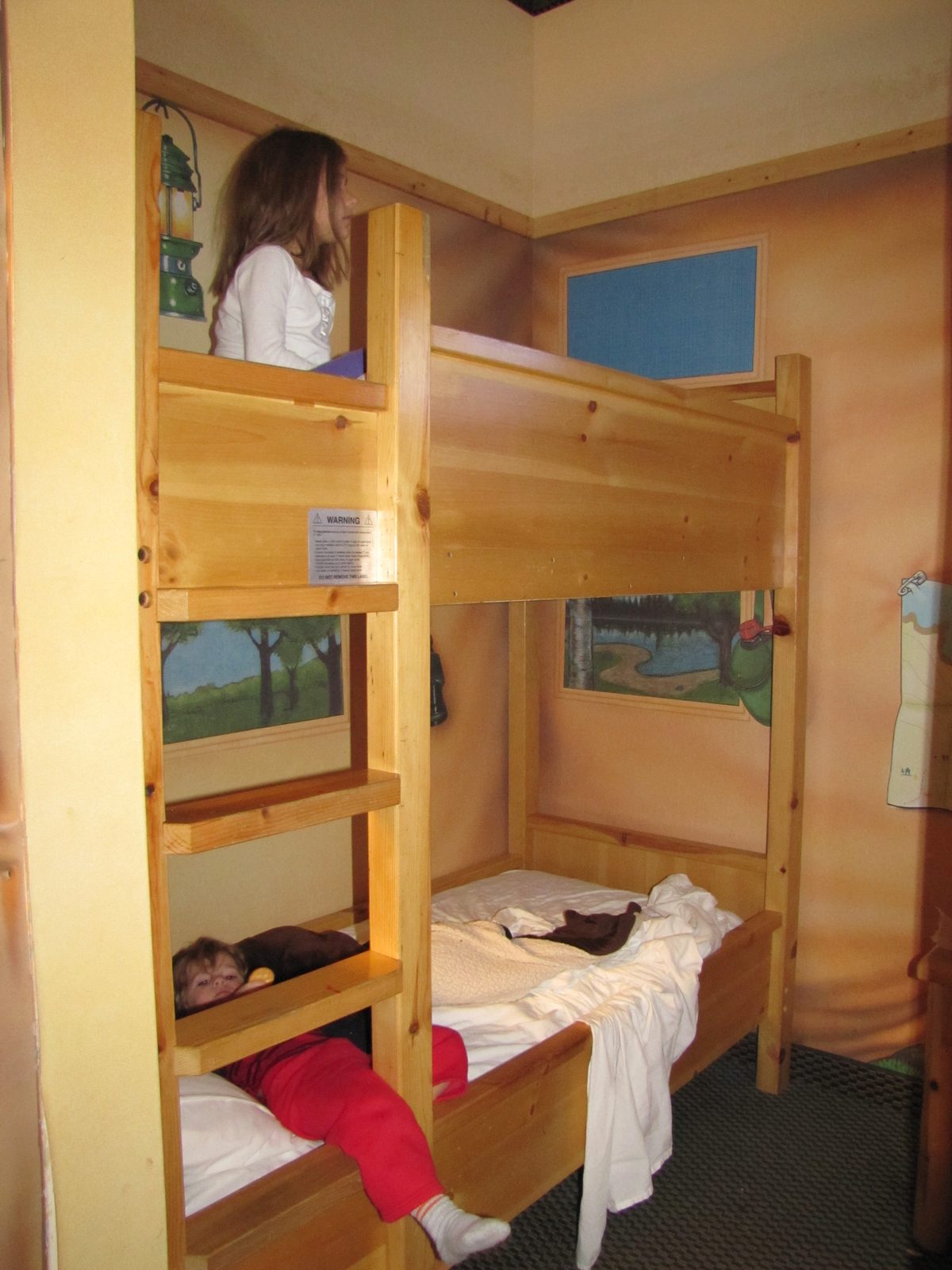 Lisa up on the top bunk, Thomas down below