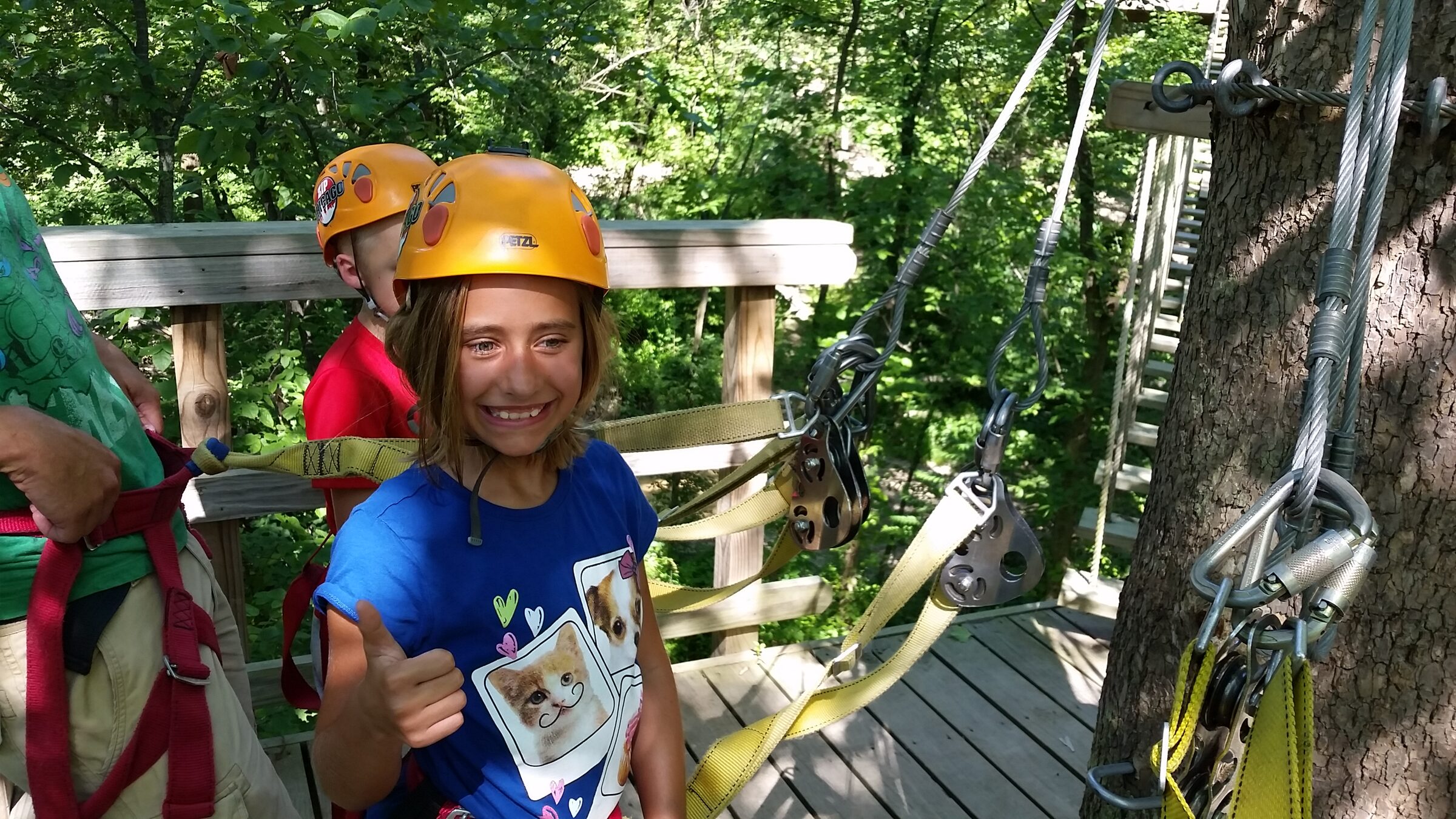 Lisa giving a thumbs up on the course