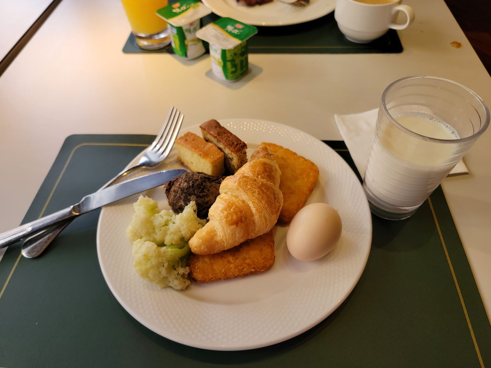 Breakfast at Central Hotel before Disneyland