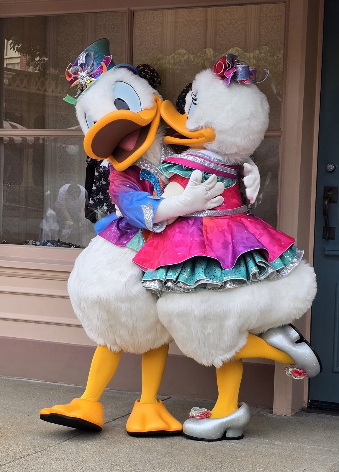 Donald and Daisy sharing a kiss at Hong Kong Disneyland