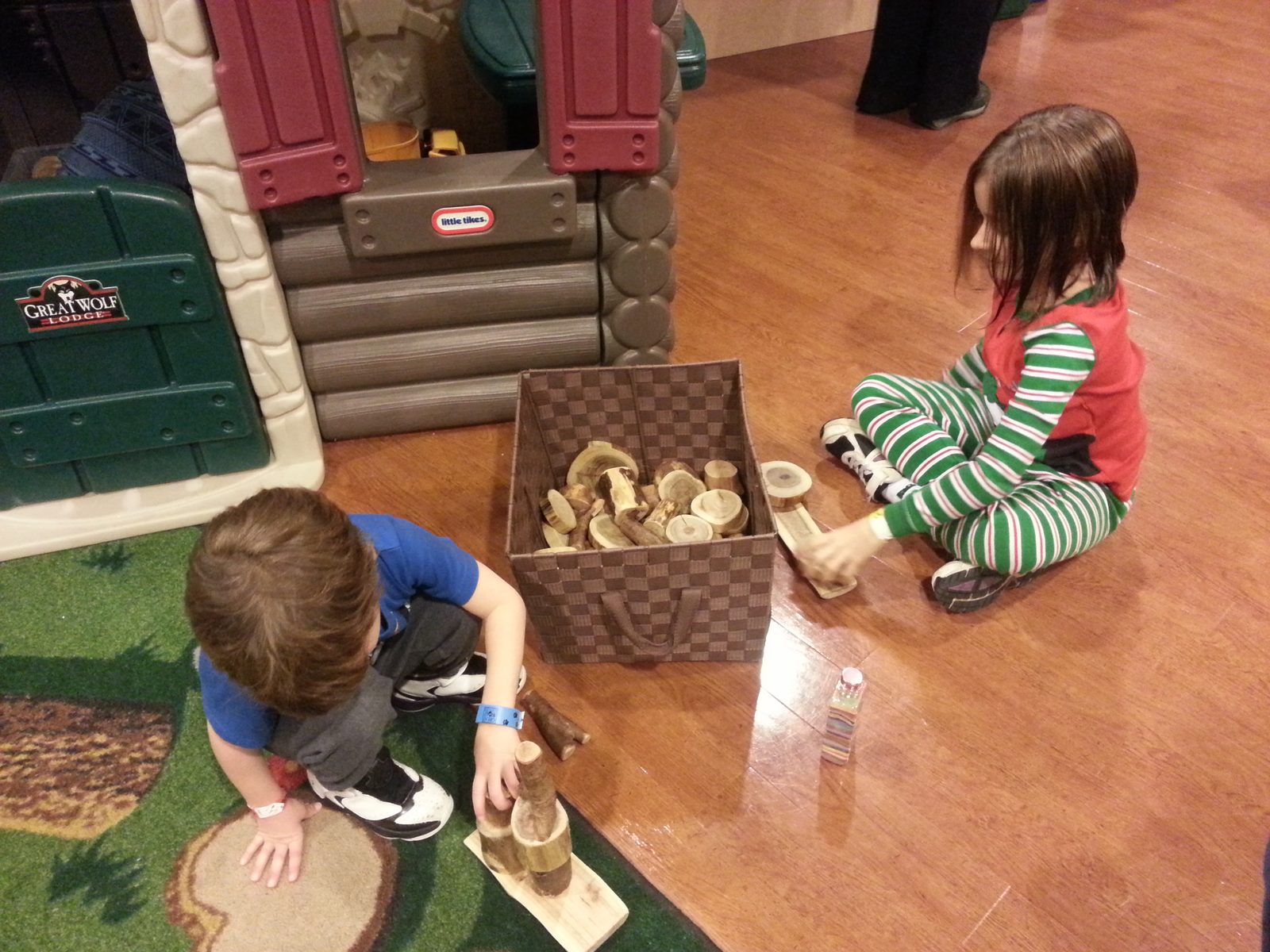 Lisa and Thomas building with wooden blocks