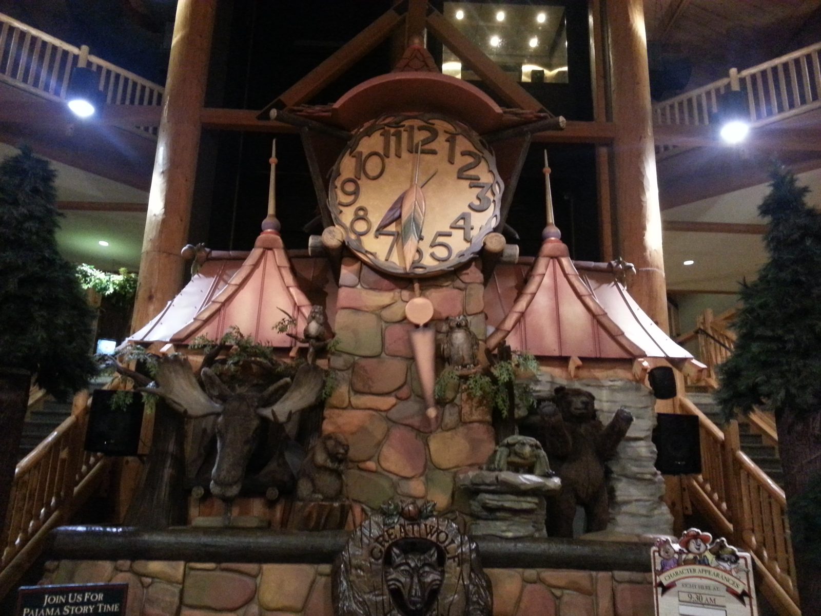The big lobby clock at Great Wolf Lodge
