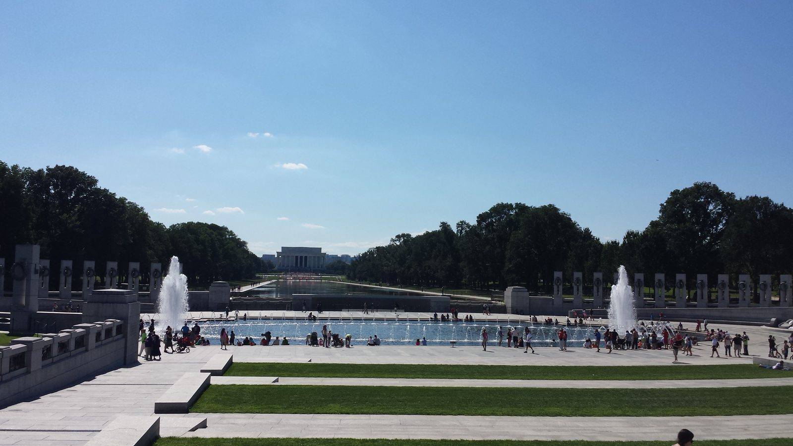 The WWII Memorial and reflecting pool
