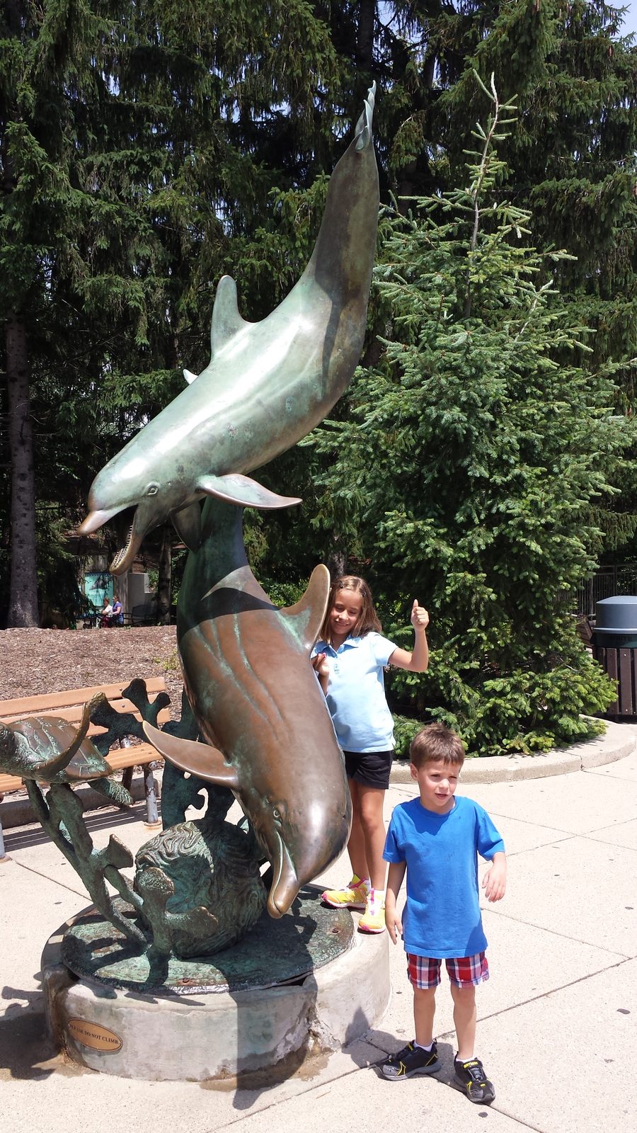 Lisa and Thomas by the dolphin statue
